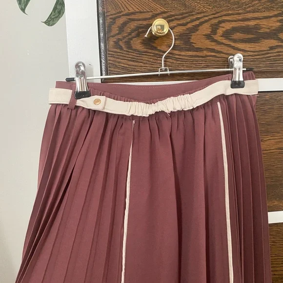 Elegant Mauve Pleated Skirt with Chain Detail - Picture 6 of 8